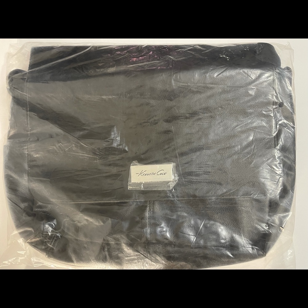 Kenneth Cole Black Small/Medium Messenger Bag 3x18x14 NEW